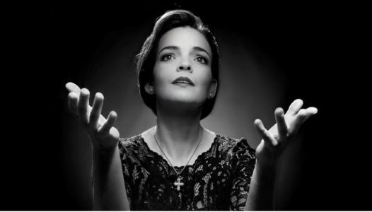 Anne Carrere é considerada a maior intérprete de Piaf