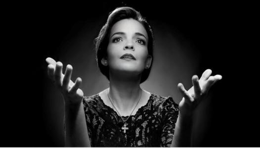 Anne Carrere é considerada a maior intérprete de Piaf