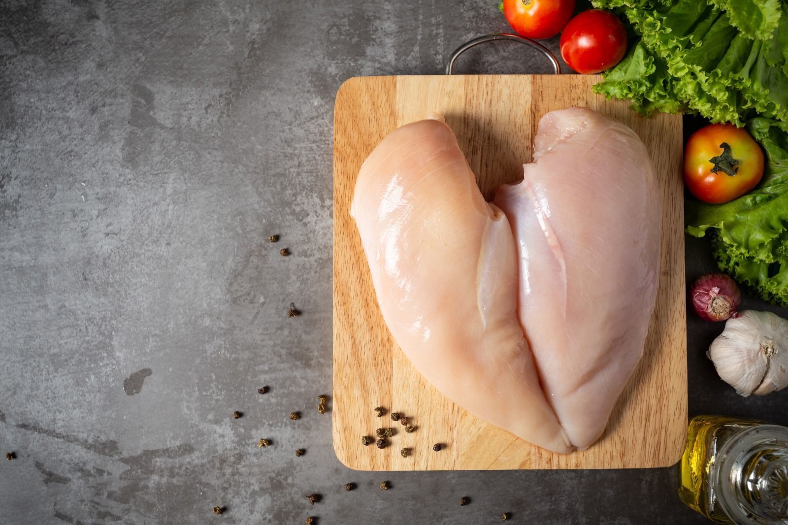 Qual a forma correta de descongelar a carne de frango? Especialistas explicam