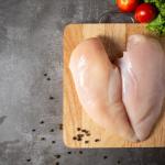 Qual a forma correta de descongelar a carne de frango? Especialistas explicam