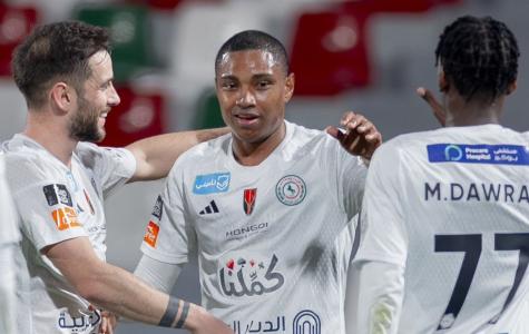 Vitinho durante partida pelo Al-Ettifaq, da Arábia Saudita