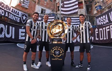 Jogadores do Botafogo durante exposição da taça do Mundial de Clubes da Fifa no Rio de Janeiro