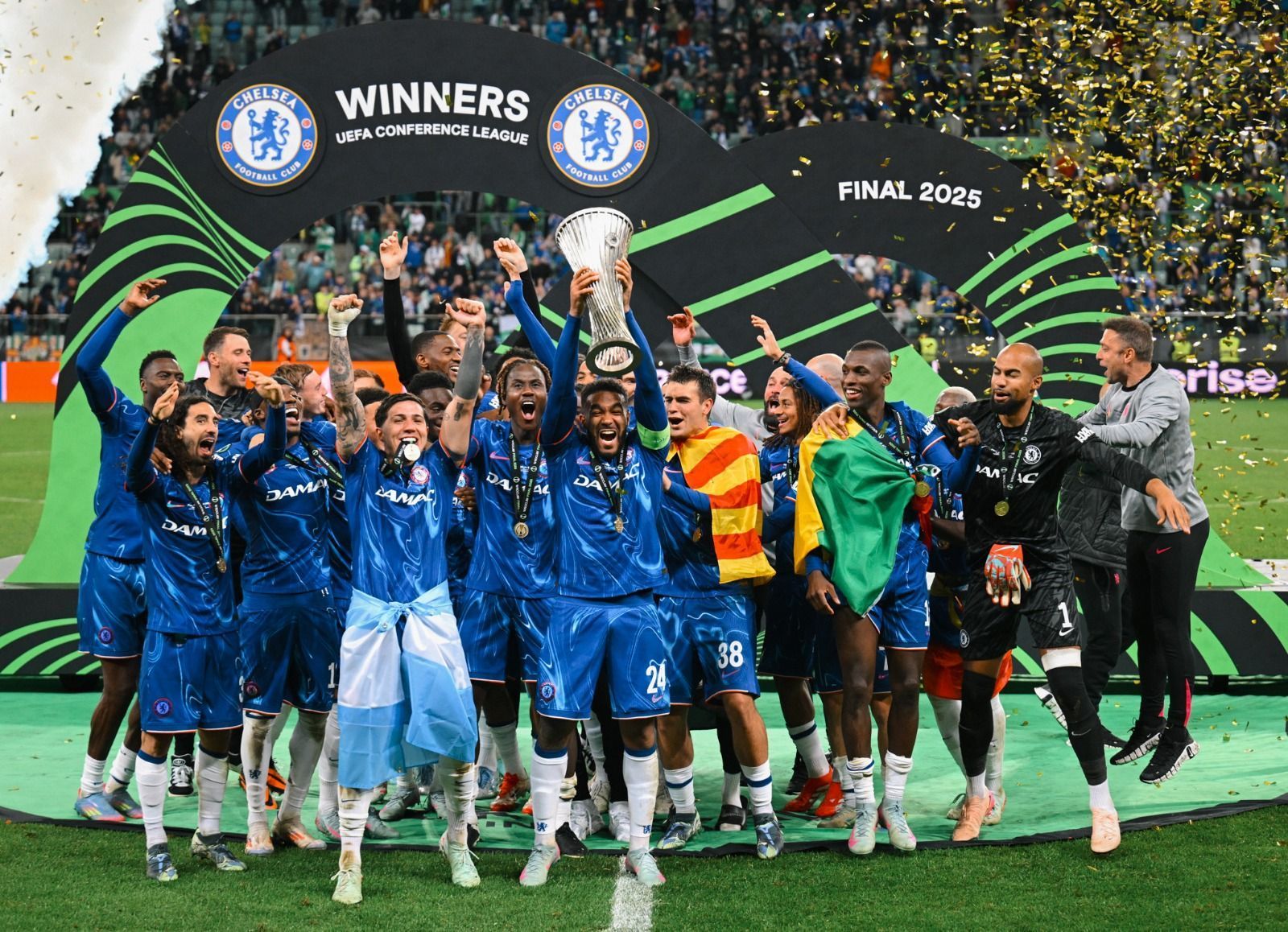 Ex-Cruzeiro vai à loucura com título do Chelsea na Conference League