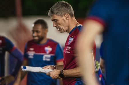 Técnico Juan Pablo Vojvoda durante treino do Fortaleza