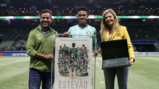 Estêvão recebe placa das mãos de João Paulo Sampaio e Leila Pereira antes de jogo do Palmeiras