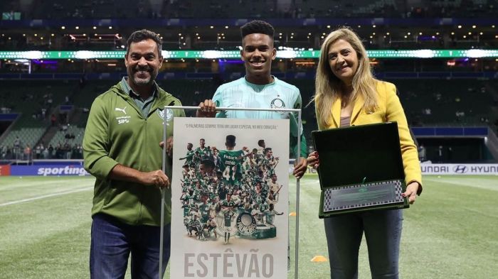 Estêvão recebe placa das mãos de João Paulo Sampaio e Leila Pereira antes de jogo do Palmeiras