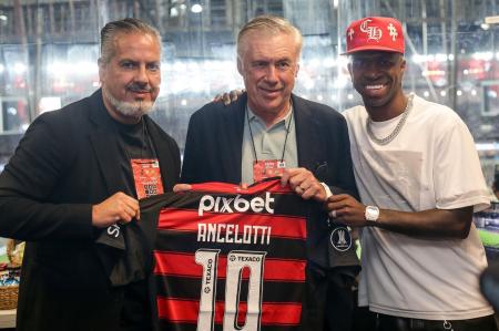 Vinicius Junior e Carlo Ancelotti se encontraram no Maracanã durante Flamengo x Deportivo Táchira