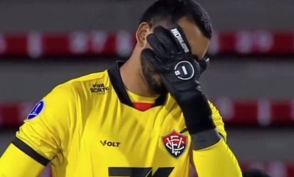 Goleiro do Vitória protagoniza falha bizarra e gera gol contra na Sul-Americana; assista