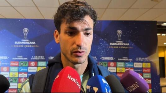 Juan Dinenno, atacante do Cruzeiro, na zona mista