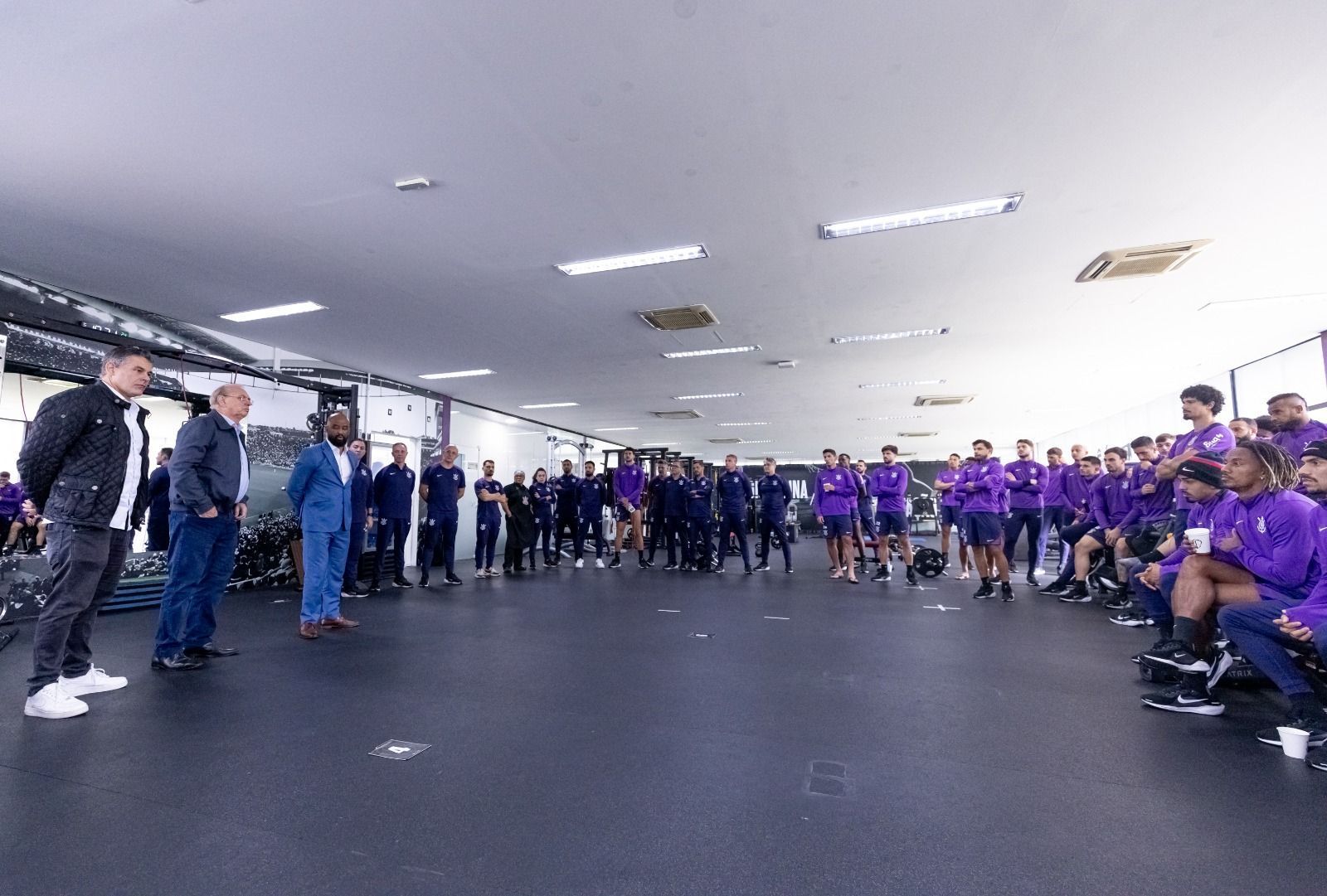 Diretoria interina do Corinthians se reúne pela primeira vez com elenco