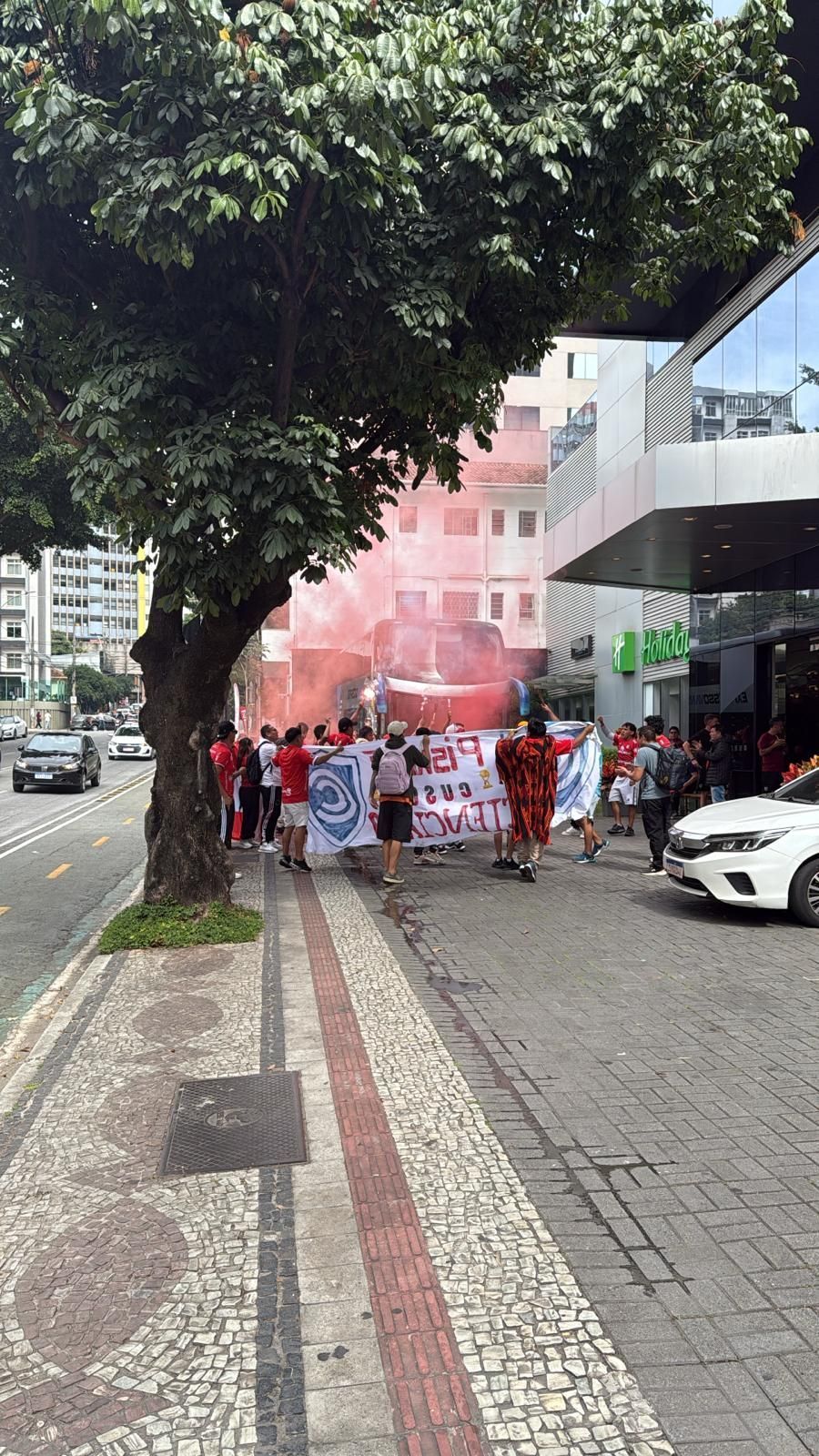 Torcida do Cienciano marca presença em BH antes de duelo decisivo com Atlético