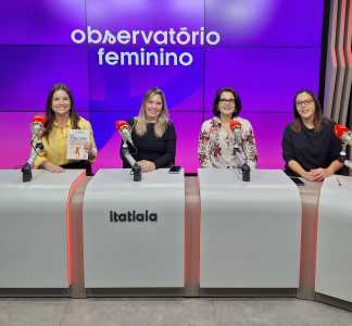 Autora do livro 'Pais desnecessários, filhos independentes' com apresentadoras do podcast