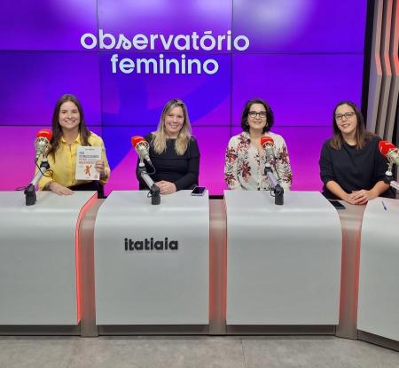 Autora do livro 'Pais desnecessários, filhos independentes' com apresentadoras do podcast