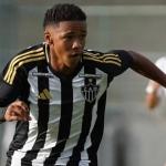 Joia do Atlético, Veneno tenta lance de efeito no Brasileirão Sub-17, e torcida reage
