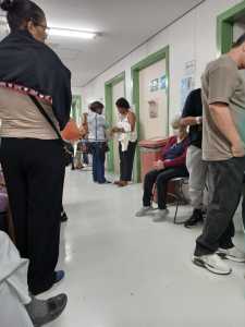 Hospital do Ipsemg apresenta filas lotadas, demora no atendimento e falta de insumos