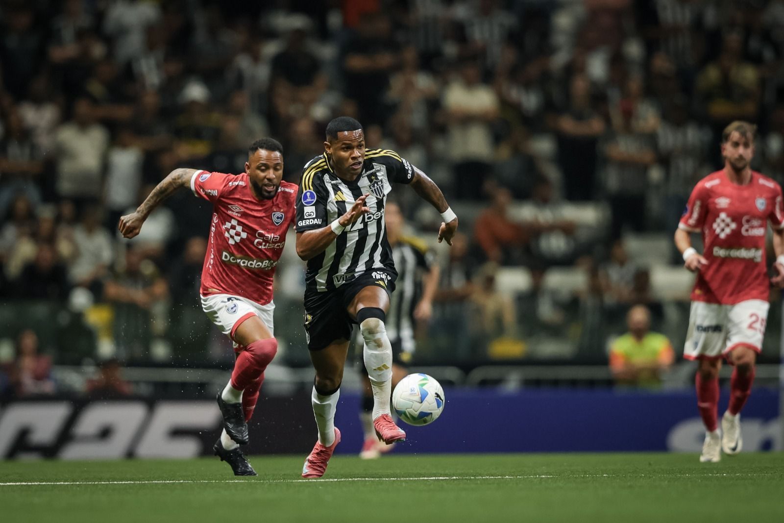 Torcida vaia Atlético após frustração na Sul-Americana: 'Time sem vergonha'