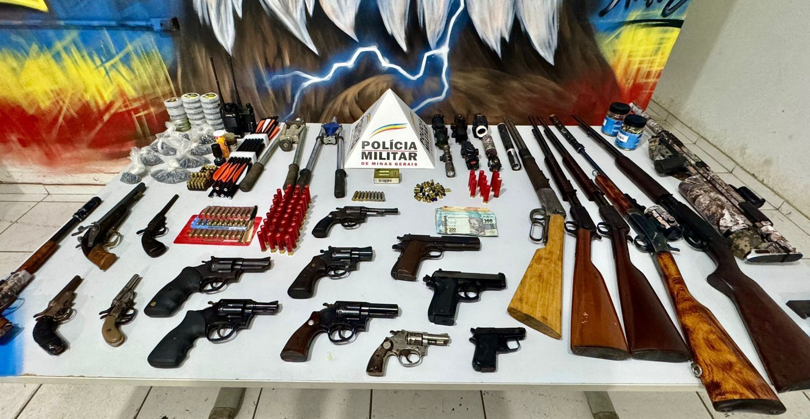 Casal é preso com 20 armas de fogo após abordagem a veículo em Ipatinga