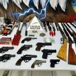 Casal é preso com 20 armas de fogo após abordagem a veículo em Ipatinga