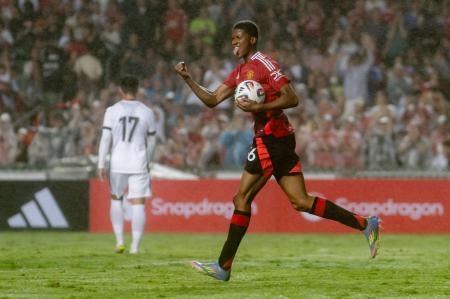 Obi, atacante do Manchester United, comemora gol em amistoso contra Hong Kong