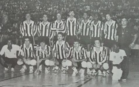 Time do Atlético de Vôlei na década de 1980; Zé Roberto, agachado, é o segundo da direita para a esquerda