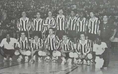 Time do Atlético de Vôlei na década de 1980; Zé Roberto, agachado, é o segundo da direita para a esquerda