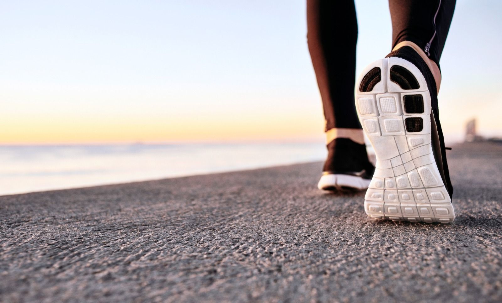 Um estudo demonstra que caminhar de 10 segundos a 4 minutos é mais benéfico para a saúde do que fazer caminhadas mais longas