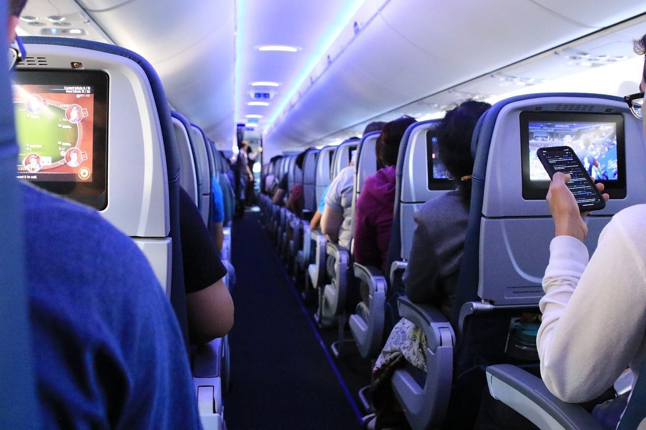 Passageiro faz pergunta curiosa a comissário e é imediatamente denunciado ao supervisor do avião