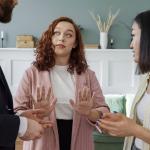 O que significa quando uma pessoa interrompe sempre as conversas, segundo a psicologia