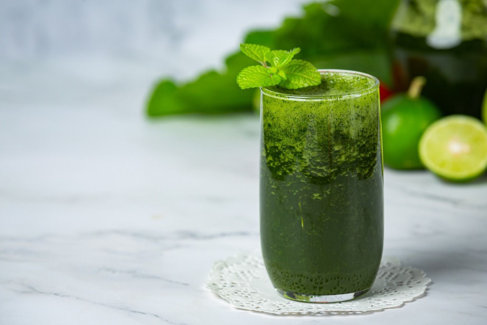 Três sucos verdes para desinflamar o cólon e melhorar a saúde intestinal