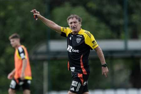 Técnico Cuca durante treinamento do Atlético