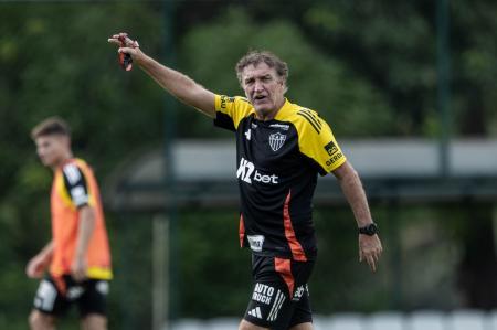 Técnico Cuca durante treinamento do Atlético
