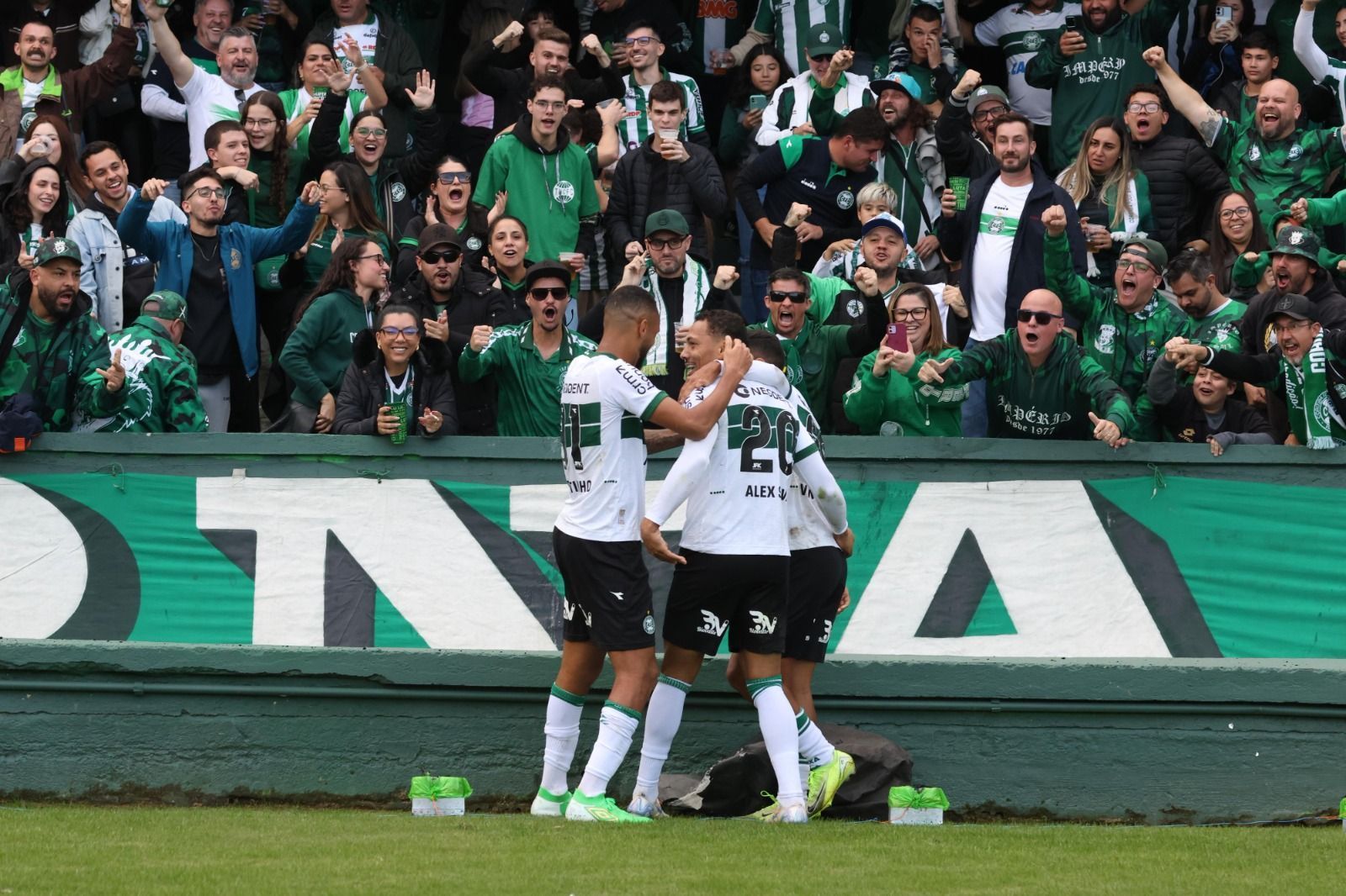 Ex-Atlético marca, Coritiba vence Avaí e cola no líder da Série B