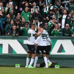Ex-Atlético marca, Coritiba vence Avaí e cola no líder da Série B