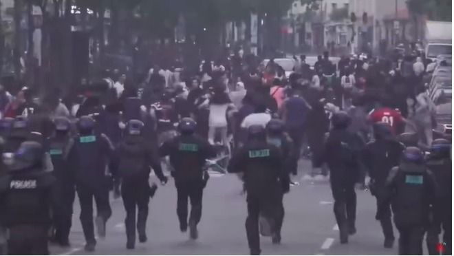 Torcedores do PSG entram em conflito com policiais em Paris durante final da Champions