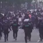 Torcedores do PSG entram em conflito com policiais em Paris durante final da Champions