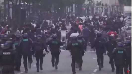 Confusão entre torcedores do PSG e policias em Paris, durante a final da Liga dos Campeões