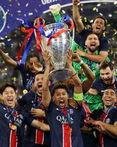 Marquinhos, zagueiro do PSG, levanta taça da Champions League