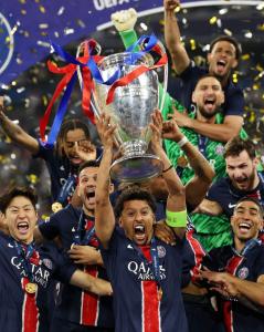 Marquinhos, zagueiro do PSG, levanta taça da Champions League