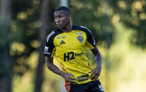 Patrick durante treino do Atlético na Cidade do Galo
