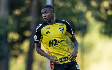 Patrick durante treino do Atlético na Cidade do Galo