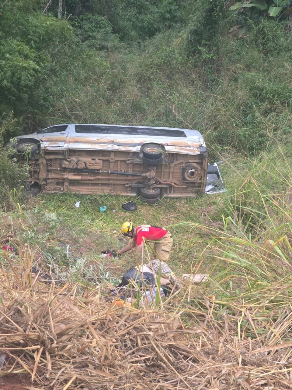 Van com família que voltava de velório capota na BR-381