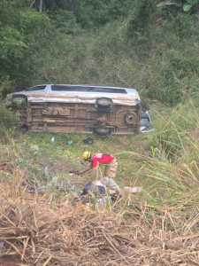 Corpo de Bombeiros foi acionado porque a van capotou e estava na vegetação lateral da estrada