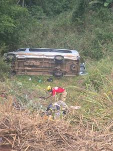 Corpo de Bombeiros foi acionado porque a van capotou e estava na vegetação lateral da estrada
