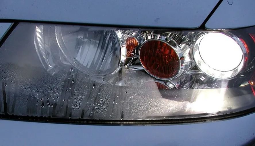 Como remover a umidade dos faróis do seu carro