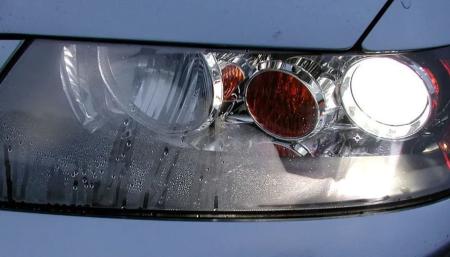 Farol de carro embaçado