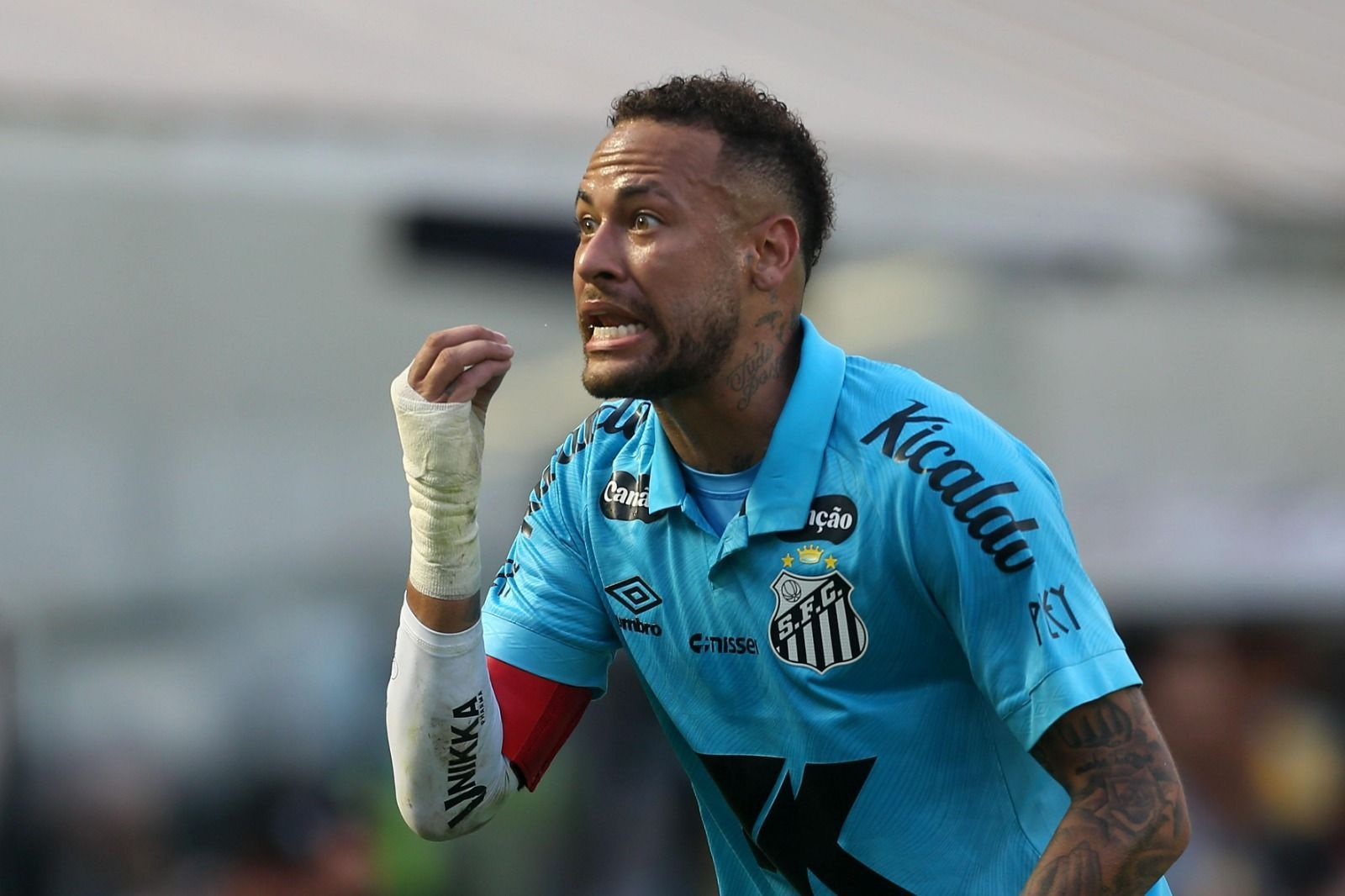 Neymar é expulso por marcar gol de mão e pode não jogar mais pelo Santos