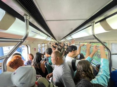 Passageiros relatam metrô superlotado