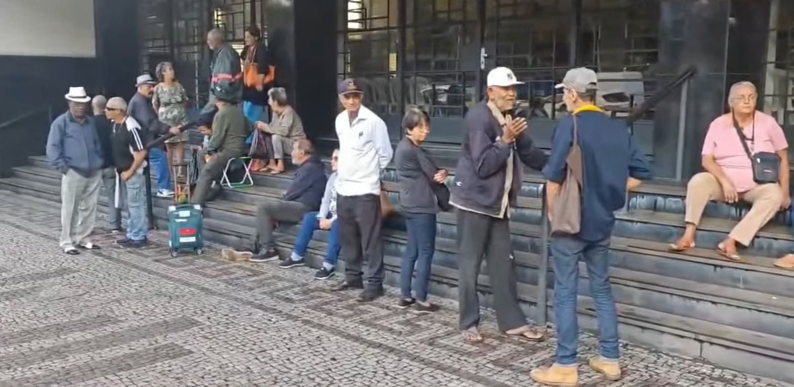 'Estou usando fralda'': idosos lotam agência dos Correios em BH para contestar descontos indevidos no INSS
