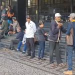 'Estou usando fralda'': idosos lotam agência dos Correios em BH para contestar descontos indevidos no INSS