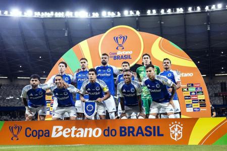 Jogadores do Cruzeiro antes de jogo pela Copa do Brasil